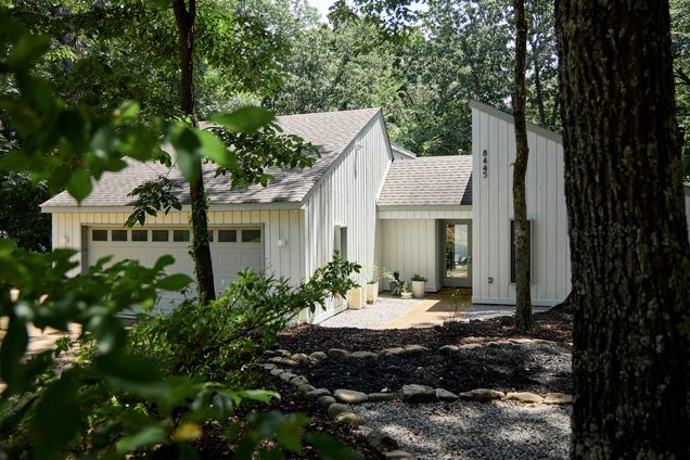 8445 E Chippingham Dr Memphis, TN House Active - Photo 1 of 34. Opens carousel modal