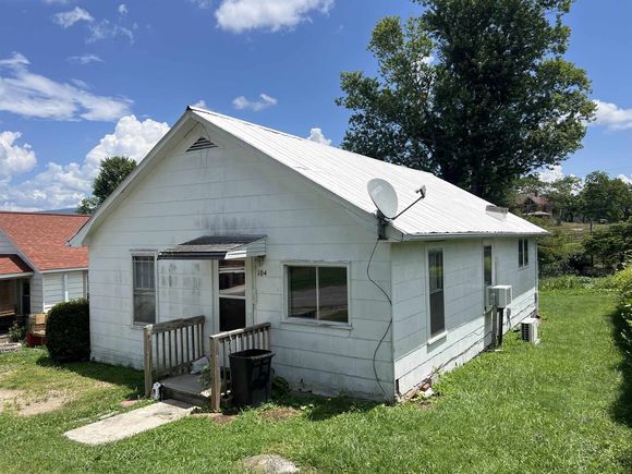 104 Sharp St