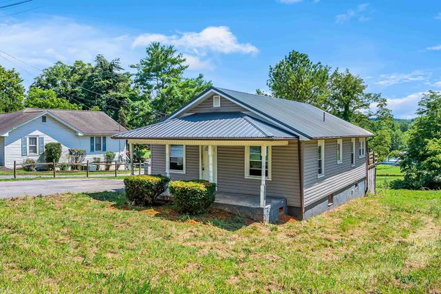6238 Gate City Hwy Bristol, VA House Active - Photo 1 of 41. Opens carousel modal