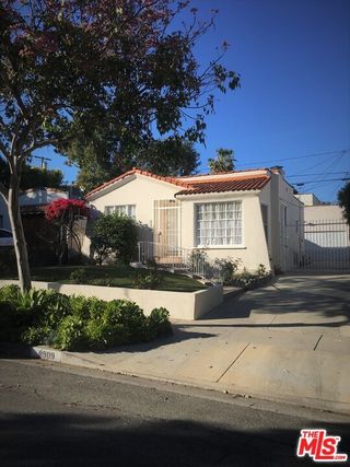 8909 Dorrington Avenue