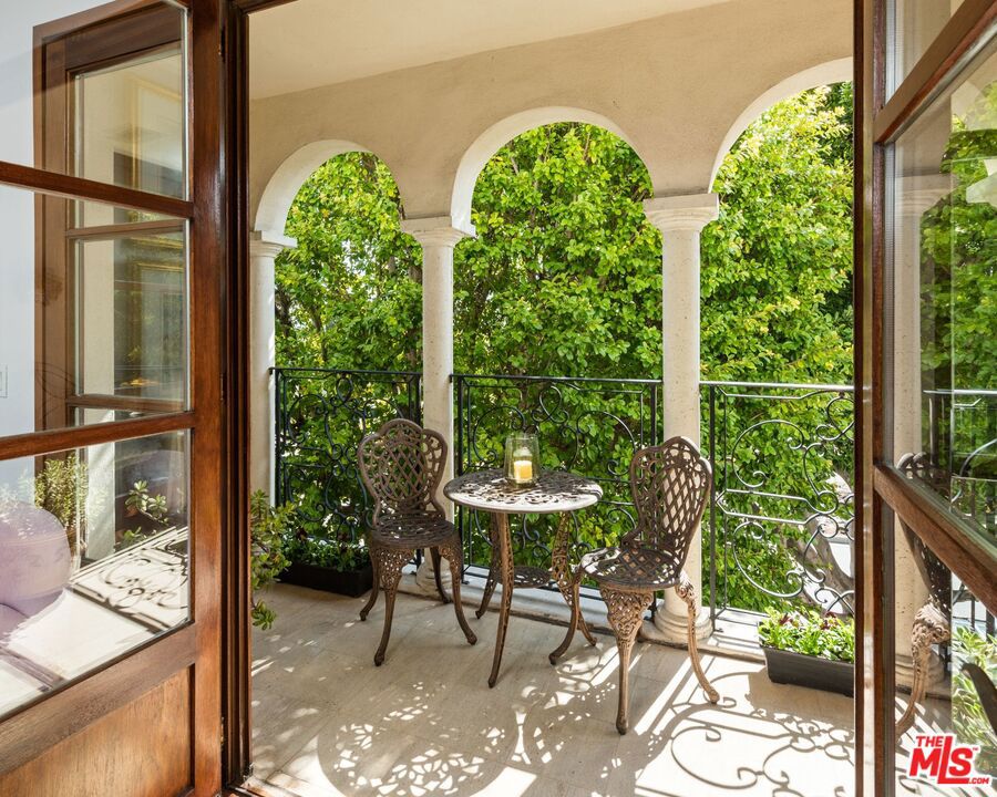 9233 Burton Way 301, Beverly Hills, CA 90210 Estately 🧡 MLS 23250889