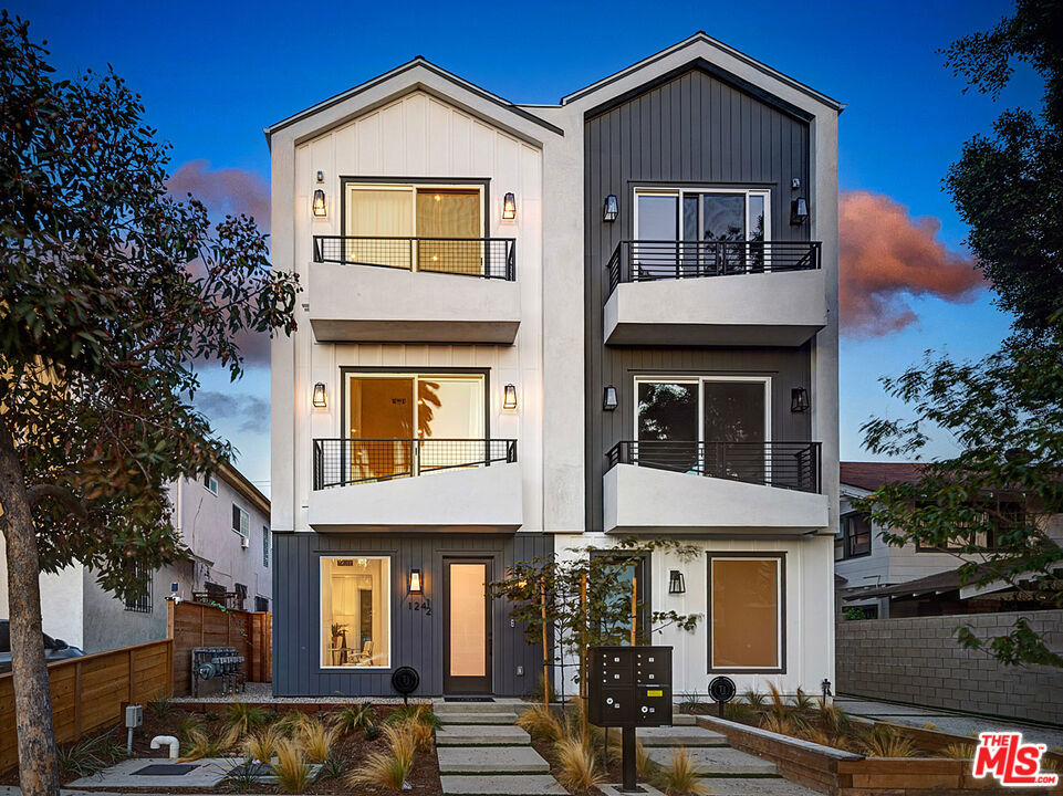 124 1/2 N Manhattan Pl  