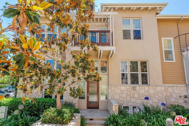 6011 Dawn Unit 8 Playa Vista, CA Condo Active - Photo 1 of 24. Opens carousel modal