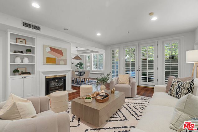 575 S Barrington Avenue Unit 112