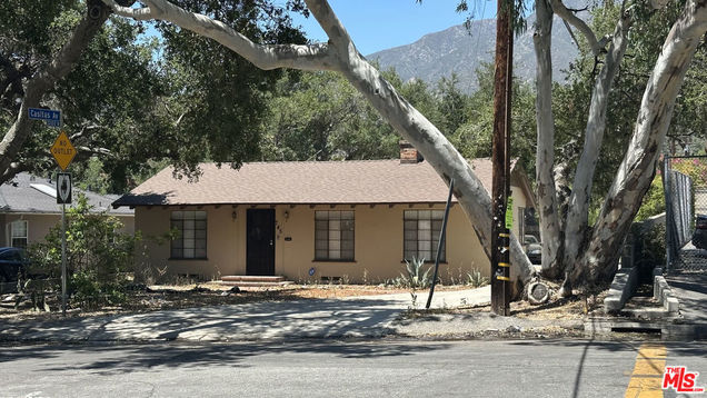 745 W Altadena Drive