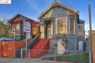 3241 Hollis St
