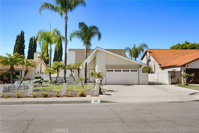 313 Calle Becerra