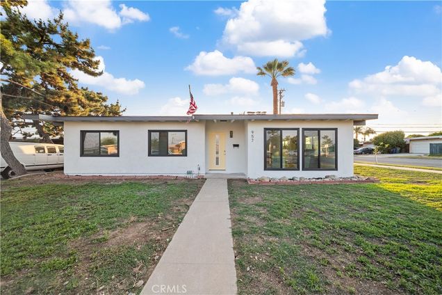 957 N Jasmine Avenue
