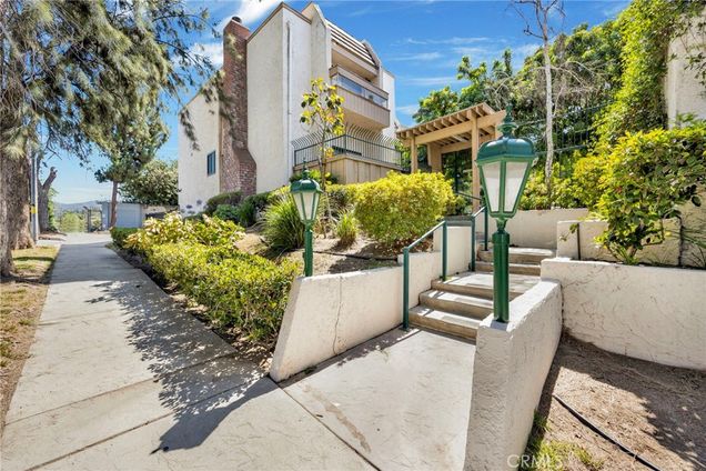 5533 Edward E Horton Lane Unit 6 Encino, CA Townhouse Active - Photo 1 of 29. Opens carousel modal