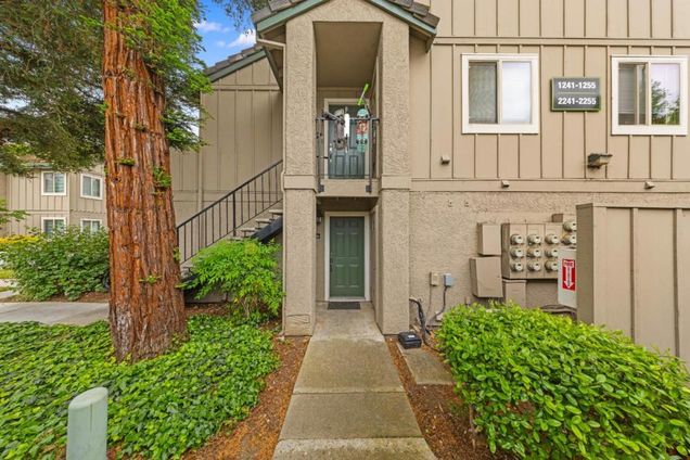 1241 Lakeview Circle
