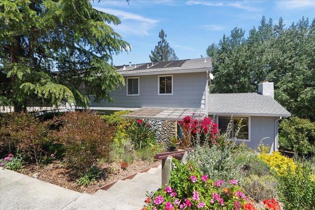 878 Hillcrest Drive