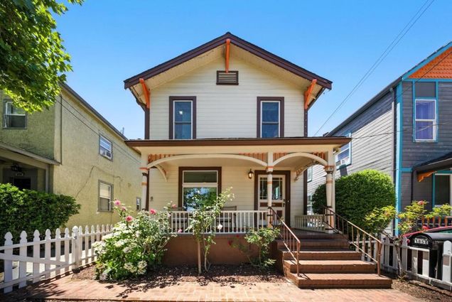 185 N 9th Street