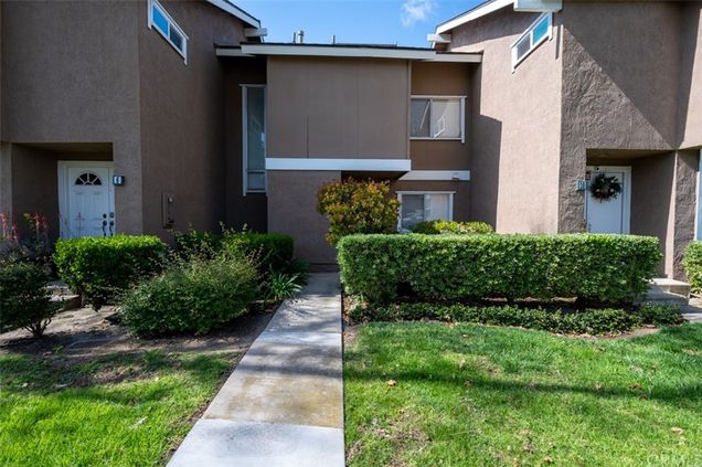 8 Santa Fe Irvine, CA Townhouse Sold - Photo 1 of 39. Opens carousel modal