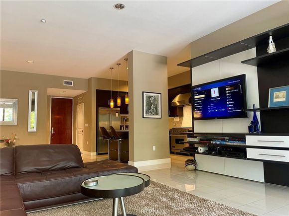 402 Rockefeller Unit 118