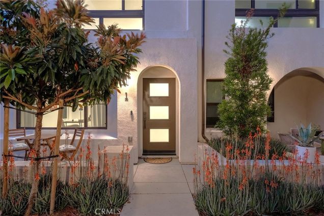2927 Exposition Place Unit 1 Los Angeles, CA Townhouse Sold - Photo 1 of 67. Opens carousel modal