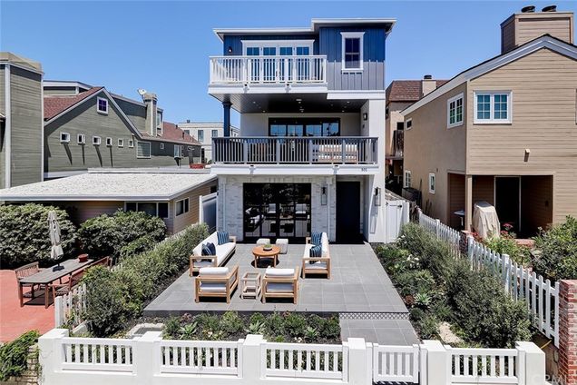 501 8th Street Manhattan Beach, CA House Sold - Photo 1 of 39. Opens carousel modal