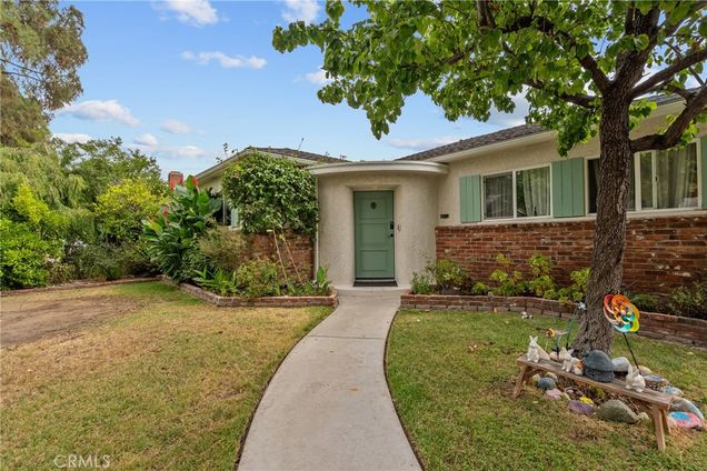 924 N Niagara Street Burbank, CA House Active - Photo 1 of 62. Opens carousel modal