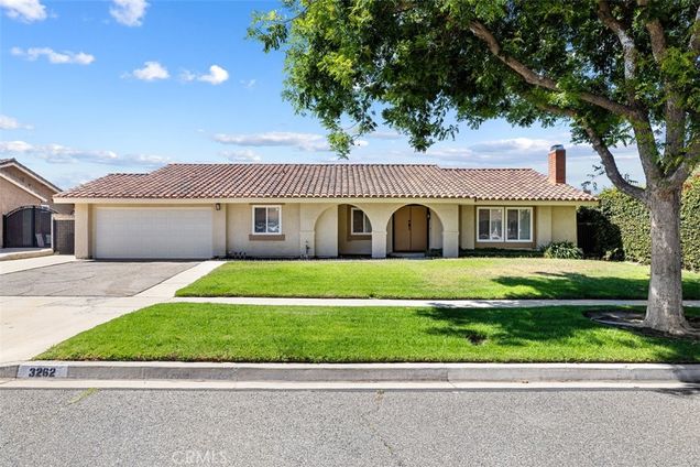 3262 Avenida Simi